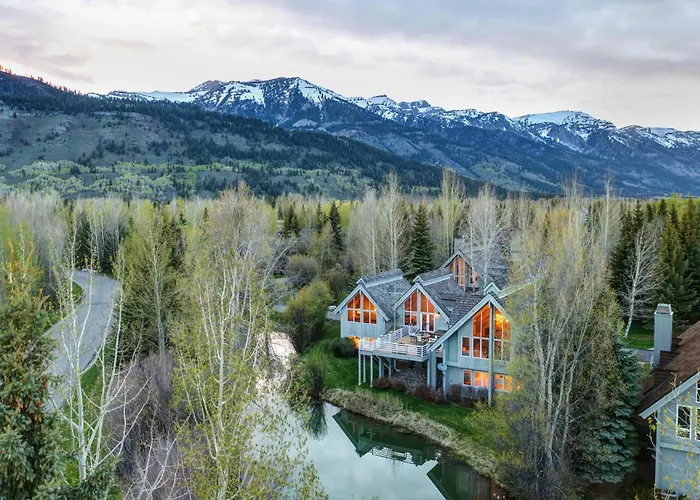 Abode At Golden Spruce Holiday home *